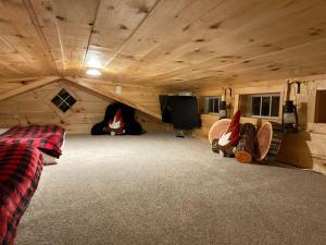 Habitación con cama y TV en una cabaña en Knotty Pines Cabin near Kentucky Lake, TN, en Springville