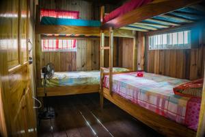 1 Schlafzimmer mit 2 Etagenbetten in einer Hütte in der Unterkunft Hostal On The Sea in Bocas del Toro