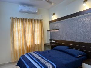Un dormitorio con una cama azul y una ventana en Pullad, en Aranmūla