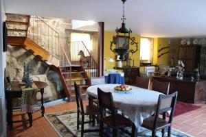 a kitchen and dining room with a table and chairs at Casa de Sao Cosmado in Mangualde