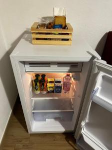 - un réfrigérateur ouvert avec de la nourriture et des boissons dans l'établissement Beppo's B&B, à Carbonia