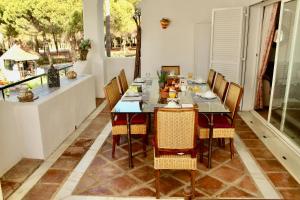 uma sala de jantar com mesa e cadeiras em Apartment in El Presidente Beach Side New Golden Mile em Estepona