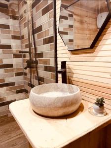 uma casa de banho com um grande lavatório em pedra sobre um balcão em Bolnisio Resort em Bolnisi