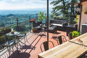 Un balcón con mesas y sillas y vistas. en Casa Grinta B&B en Città della Pieve