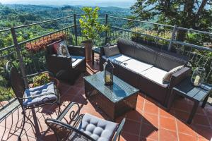 un patio con tavolo e sedie sul balcone. di Casa Grinta B&B a Città della Pieve