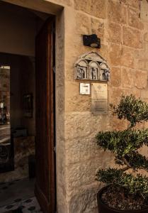 une porte vers un bâtiment avec une plaque sur le mur dans l'établissement The Heritage Boutique Accommodation, à Rabat