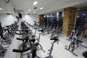 a room filled with rows of exercise bikes at Mengo Palace Hotel in Rio de Janeiro