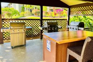 un patio extérieur avec un grill et 2 bbqs dans l'établissement Hanalei Bay Resort 9206, à Princeville