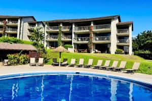 een resort met een groot zwembad en een hotel bij Hanalei Bay Resort 9206 in Princeville