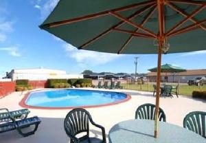 Bazén v ubytování Americas Best Value Inn Crosstimbers nebo v jeho okolí