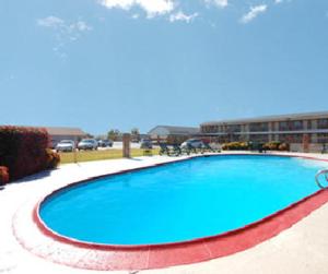 Bazén v ubytování Americas Best Value Inn Crosstimbers nebo v jeho okolí