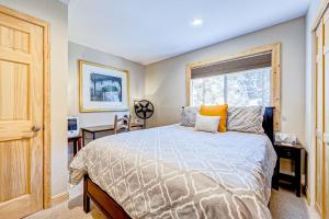 A bed or beds in a room at Tina Court Retreat