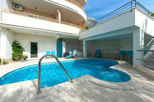 Bazén v ubytovaní Family-friendly apartments with swimming pools Brela, Makarska - 20065 alebo v jeho blízkosti