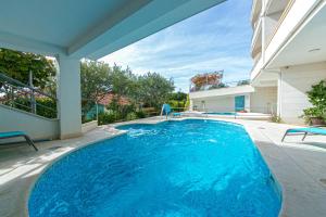 Bazén v ubytovaní Family-friendly apartments with swimming pools Brela, Makarska - 20065 alebo v jeho blízkosti