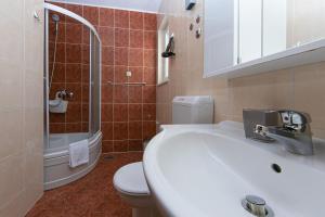 Kúpeľňa v ubytovaní Family-friendly apartments with swimming pools Brela, Makarska - 20065 + 30 fotografií
