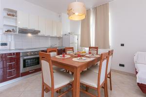 Kuchyňa alebo kuchynka v ubytovaní Family-friendly apartments with swimming pools Brela, Makarska - 20065