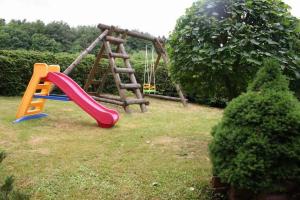 a playground with a slide and a swing at Chalupa Kamenná Horka in Krásná Lípa