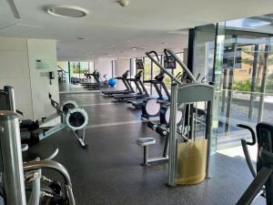 una palestra con una fila di tapis roulant e macchine di Sub Penthouse Oracle 46th floor - GC Getaways a Gold Coast
