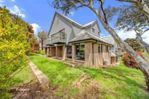 an exterior view of a house with a yard at Petersdorf 2 Jindabyne Townhouse in Jindabyne