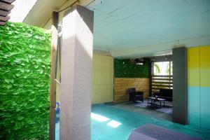 Habitación con una pared verde con mesa y sillas. en Ami Beach Shack, en Bradenton Beach
