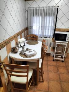 eine Küche mit einem Tisch und Stühlen im Zimmer in der Unterkunft Casita Merrick in Arenas de San Pedro