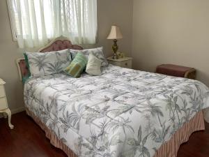 a bedroom with a bed with a white and green comforter at Almaden Country Rooms in Almaden