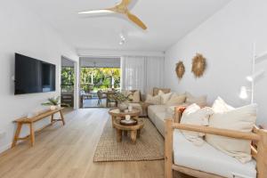 un soggiorno con divano e TV di Drift North Apartments by Kingscliff Accommodation a Casuarina