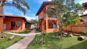 une maison avec un chemin menant à une cour dans l'établissement Chalés Flor de Manacá, à Alto Paraíso de Goiás