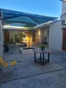 eine Terrasse mit einem Tisch und Stühlen vor einem Gebäude in der Unterkunft Hotel Anmara in San Juan