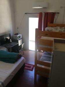 a dorm room with two bunk beds and a desk at N1-3 Apto Céntrico Pequeño Habitación C/ Aire Acondicionado P/4 Personas Baño Privado in Artigas