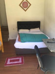 Rúm í herbergi á N1-3 Apto Céntrico Pequeño Habitación C/ Aire Acondicionado P/4 Personas Baño Privado