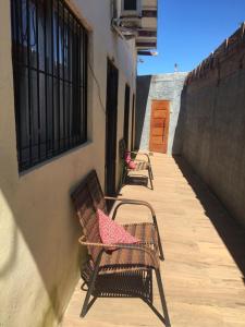 three wicker chairs sitting on a sidewalk in a alley at N1-3 Apto Céntrico Pequeño Habitación C/ Aire Acondicionado P/4 Personas Baño Privado in Artigas
