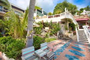 Ein Garten an der Unterkunft Crystal Bay Beach Resort