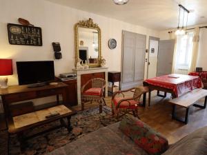 a living room with a tv and a table and a mirror at Appartement cosy 6 pers. avec balcon au village, proche parking et local à skis - FR-1-342-291 in Beaufort