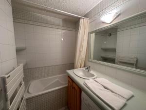 Fotografia z galérie ubytovania Appartement spacieux au cœur de Méribel, proche des pistes avec balcon et TV - FR-1-688-40 v destinácii Méribel