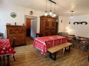 a living room with a table with a red blanket on it at Appartement cosy 6 pers. avec balcon au village, proche parking et local à skis - FR-1-342-291 in Beaufort