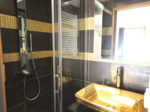 a bathroom with a sink and a shower at Appartement Peisey-Vallandry, 5 pièces, 12 personnes - FR-1-411-851 in Landry
