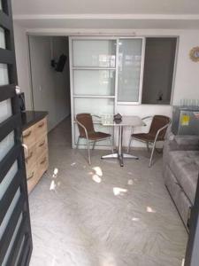 ein Wohnzimmer mit einem Sofa und einem Tisch in der Unterkunft APARTA ESTUDIO CONDO in Villavicencio