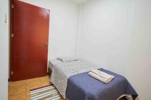 una camera da letto con un letto e due asciugamani di Inigualable Ubicación-Súper acogedor-Amplio-a 5 Cdras del Centro historico a Trujillo