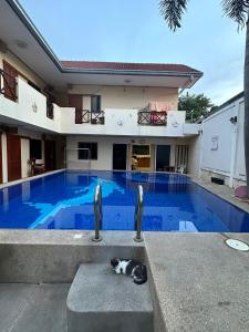 A piscina localizada em Happy Valley Pattaya ou nos arredores