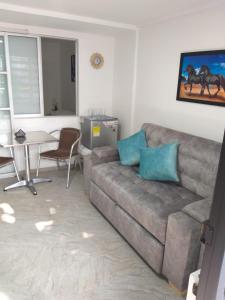 uma sala de estar com um sofá e uma mesa em APARTA ESTUDIO CONDO em Villavicencio