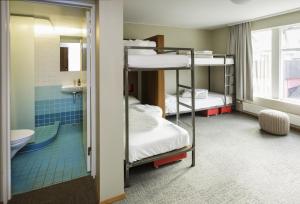 Katil atau katil-katil dalam bilik di Loft - HI Eco Hostel