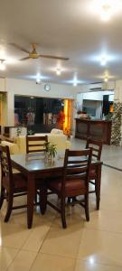 y sala de estar con mesa de comedor y sillas. en Hotel Celebes en Manado