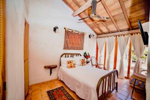 a bedroom with a bed and a wooden ceiling at Casa Portal de la Bodega in Mompos