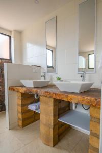 een badkamer met 2 wastafels en 2 spiegels bij Casa El Roble paipa in Paipa
