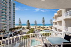 Kirra Beach Apartments tesisinde bir balkon veya teras