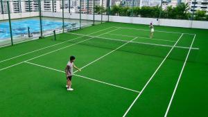 Tenis a/nebo squash v ubytování Grande Centre Point Hotel Terminal21 nebo okolí