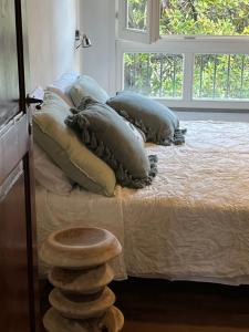 een slaapkamer met een bed met kussens en een stapel stenen bij Under the Tower in Pisa