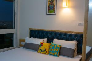 Un dormitorio con una cama con almohadas. en Nirvana Paraiso en Marmagao