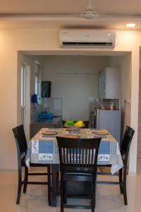 comedor con mesa y sillas en la cocina en Nirvana Paraiso en Marmagao